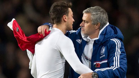 Oezil tặng áo cho Mourinho khi Arsenal đụng độ Chelsea ở Cúp Liên đoàn