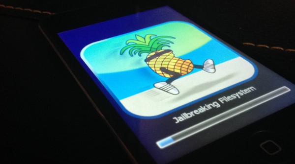 Trước hết, bạn cần có được bản tethered jailbreak trên thiết bị của mình.