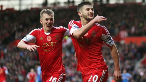 Adam Lallana (phải) đang nằm trong tầm ngắm của M.U