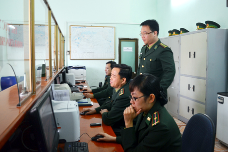 Đội Thủ tục (Đồn BP Cửa khẩu cảng Hòn Gai) khai thác dữ liệu thông tin qua phần mềm CNTT.