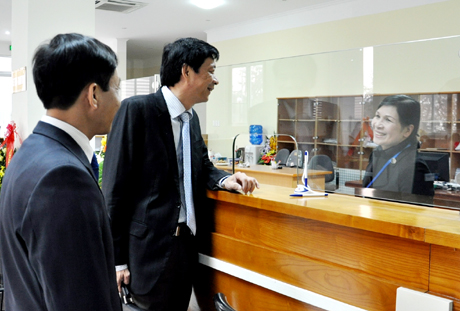 Đồng chí Nguyễn Văn Đọc, Chủ tịch UBND tỉnh trò chuyện với cán bộ Ngân hàng Nhà nước chi nhánh Quảng Ninh.