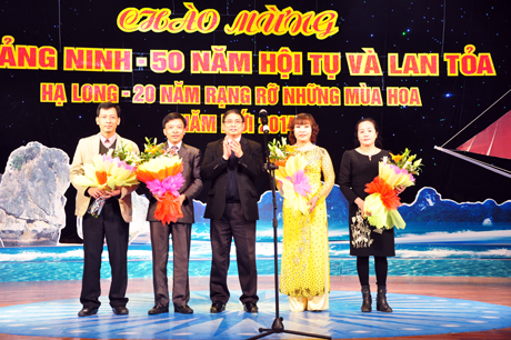 Đồng chí Phạm Minh Chính, Uỷ viên T.Ư Đảng, Bí thư Tỉnh uỷ tặng hoa chúc mừng các đoàn tham dự đại nhạc hội.