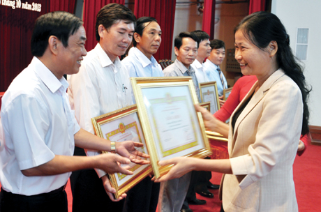 Đồng chí Đỗ Thị Hoàng, Phó Bí thư Thường trực Tỉnh uỷ trao bằng khen của Tỉnh uỷ cho các tổ chức cơ sở đảng trong sạch vững mạnh 3 năm liền (2010-2013), tháng 10-2013.