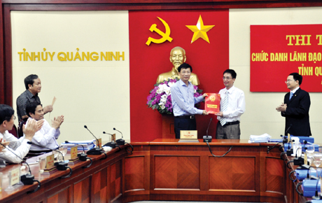 Đồng chí Nguyễn Văn Đọc, Chủ tịch UBND tỉnh trao quyết định bổ nhiệm người trúng tuyển vào vị trí chức danh Phó Giám đốc Sở Tư pháp.