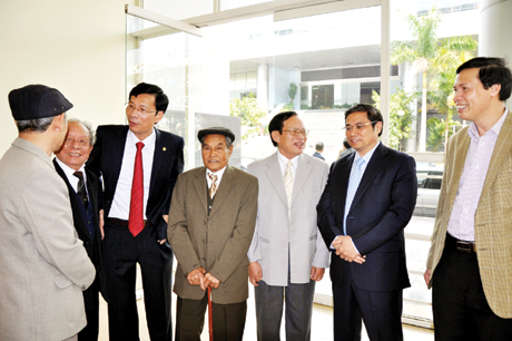 Các đồng chí lãnh đạo tỉnh trò chuyện với các đồng chí nguyên cán bộ chủ chốt của tỉnh, tại buổi gặp mặt tháng 12-2013.