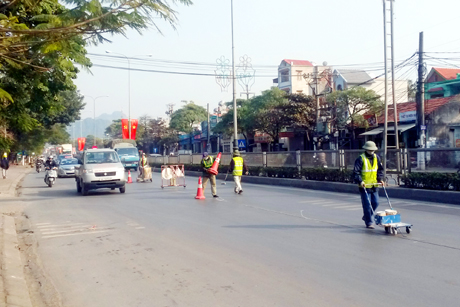 Công ty TNHH MTV Quản lý và Xây dựng giao thông Quảng Ninh thực hiện sơn lại vạch đường trên quốc lộ 18 đoạn qua phường Hồng Hà, TP Hạ Long.