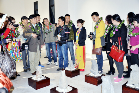Năm 2013, Quảng Ninh có thêm nhiều sản phẩm du lịch hấp dẫn du khách hơn; như: Tham quan Bảo tàng Quảng Ninh (ảnh trên), tham quan làng nghề truyền thống (ảnh dưới) v.v..