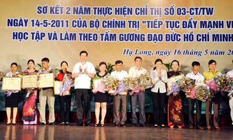 Các đồng chí lãnh đạo Tỉnh uỷ trao hoa và Bằng khen của Tỉnh uỷ cho các điển hình tiên tiến học tập và làm theo tấm gương đạo đức Hồ Chí Minh.