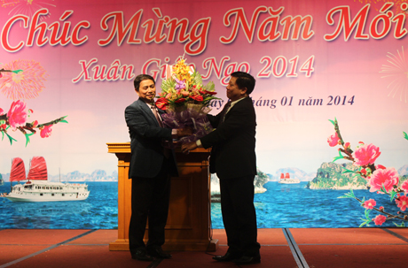 Đồng chí Bí thư Tỉnh uỷ Phạm Minh Chính tặng hoa chúc mừng Ngành văn hoá, thể thao và du lịch tỉnh nhân dịp năm mới.