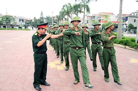 Cán bộ Ban CHQS huyện hướng dẫn các chiến sĩ dự bị động viên huấn luyện đội ngũ.