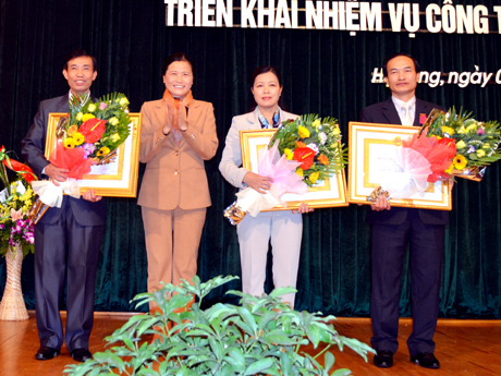 Đồng chí Đỗ Thị Hoàng, Phó Bí thư Thường trực Tỉnh ủy trao Huân chương Lao động hạng Ba cho 3 cá nhân có thành tích xuất sắc.