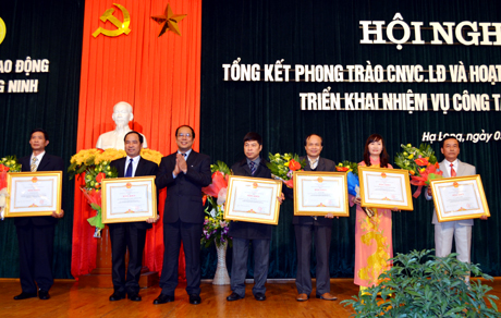 Đồng chí Nguyễn Văn Ngàng, Phó Chủ tịch Tổng LĐLĐ Việt Nam trao bằng khen của Thủ tướng Chính phủ cho 2 tập thể và 4 cá nhân có thành tích xuất sắc.