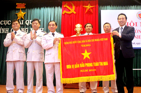 Đồng chí Nguyễn Văn Thành, Phó Chủ tịch UBND tỉnh trao cờ thi đua của Chính phủ cho Cục Hải quan tỉnh.