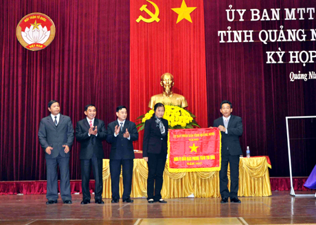 Đồng chí Đỗ Thị Hoàng, Phó Bí thư Thường trực Tỉnh ủy trao cờ đơn vị dẫn đầu phong trào thi đua cho Ủy ban MTTQ huyện Tiên Yên.