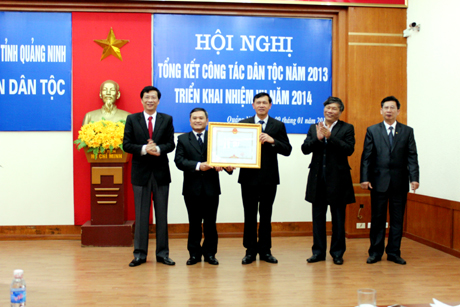 Đồng chí Nguyễn Văn Đọc, Phó Bí thư Tỉnh ủy, Chủ tịch UBND tỉnh trao bằng khen của Thủ tướng Chính phủ cho Ban Dân tộc tỉnh.
