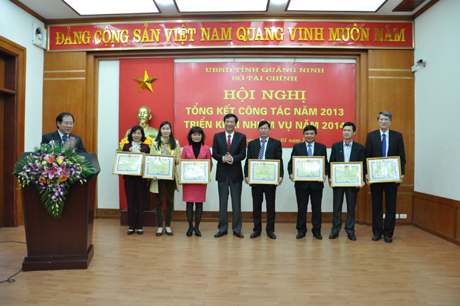 Đồng chí Nguyễn Văn Đọc, Phó Bí thư Tỉnh uỷ, Chủ tịch UBND tỉnh trao bằng khen của UBND tỉnh cho các tập thể, cá nhân có thành tích xuất sắc trong công tác tài chính 2013.
