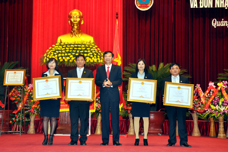 Đồng chí Nguyễn Văn Đọc, Chủ tịch UBND tỉnh trao Bằng khen của Thủ tướng Chính phủ cho các tập thể, cá nhân có thành tích xuất sắc.