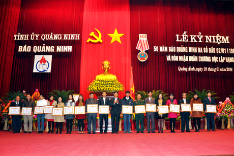 Đồng chí Nguyễn Tiến Mạnh, Tổng biên tập Báo Quảng Ninh tặng Giấy khen cho các tập thể, cá nhân có đóng góp đặc biệt trong dịp kỷ niệm 50 năm Báo Quảng Ninh ra số đầu tiên.