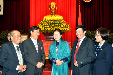 Đồng chí Đỗ Thị Hoàng, Phó Bí thư Thường trực Tỉnh ủy trò chuyện với lãnh đạo, nguyên lãnh đạo Báo Quảng Ninh.