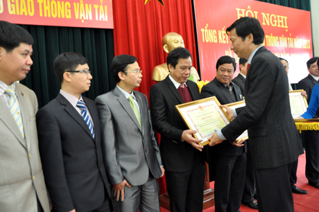 Đồng chí Nguyễn Văn Đọc, Chủ tịch UBND tỉnh trao tặng bằng khen cho các tập thể, cá nhân có thành tích xuất sắc