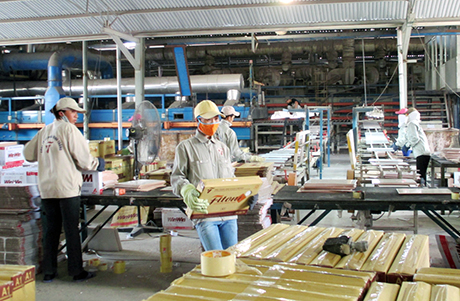 Sản xuất vật liệu xây dựng ở Công ty CP Vĩnh Thắng (Cụm công nghiệp Kim Sơn, Đông Triều).