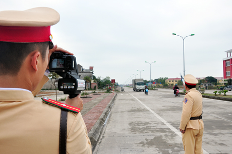 Lực lượng CSGT Công an huyện Hải Hà bắn tốc độ, xử lý nghiêm các trường hợp vi phạm.