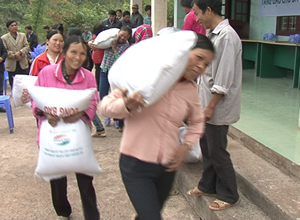 Báo Quảng Ninh – Chi nhánh Viettel Quảng Ninh tặng quà tết cho người nghèo huyện Ba Chẽ , Bình Liêu