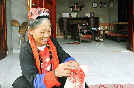Nghệ nhân may thêu trang phục truyền thống và hát dân ca Dao Bàn Thị Vinh.