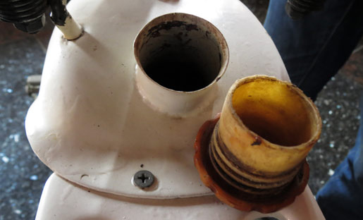 Bình chứa xăng pha nhớt dung tích gần 3 lít.