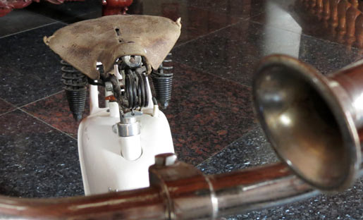 Sừng sững theo năm ngược xuôi.