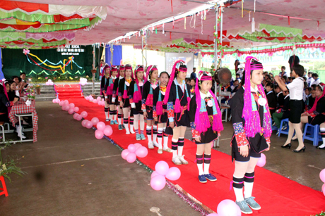 Thi mặc trang phục truyền thống trong chương trình ngoại khoá “Giữ gìn nét văn hoá dân tộc Dao Thanh Y” ở Trường PTDT Bán trú THCS Quảng Đức (Hải Hà), năm học 2013-2014.