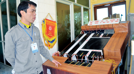Thầy giáo Nguyễn Quang Hoàng, Phó Trưởng Khoa Hầm lò 1 giới thiệu “Mô hình chống giữ lò mở vỉa và lò chuẩn bị bằng vì neo”.