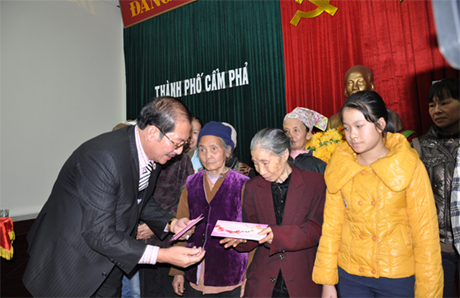 Đại diện Hiệp hội Doanh nghiệp TP Cẩm Phả trao quà Tết cho người nghèo.