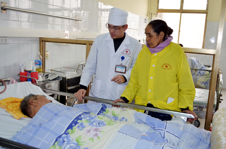 Bà Đỗ Thị Thái (ở Ba Đèo, TP Hạ Long) đã xác định yên tâm chăm sóc chồng nằm viện trong những ngày Tết năm nay.
