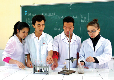 Giờ thực hành hoá học của các sinh viên Trường Cao đẳng Sư phạm Quảng Ninh.