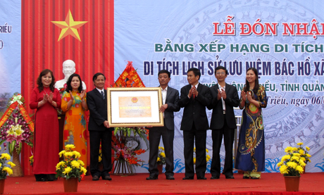 Lãnh đạo Phòng GD và ĐT và xã Hồng Thái Tây đón nhận bằng xếp hạng Di tích lịch sử.