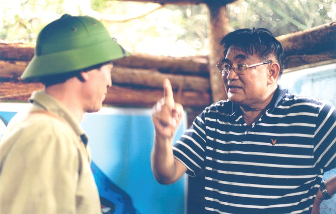 Đạo diễn Trần Vịnh đang chỉ đạo một cảnh quay phim “Huế, mùa mai đỏ” (TFS sản xuất 2013) tại Huế. 