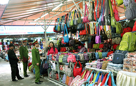 Công an TP Hạ Long kiểm tra công tác PCCC tại chợ đêm phường Bãi Cháy, TP Hạ Long.