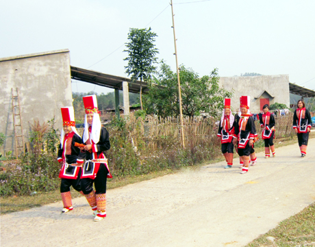 Chị em phụ nữ Dao Thanh Phán ở Quảng Sơn đi chơi xuân.
