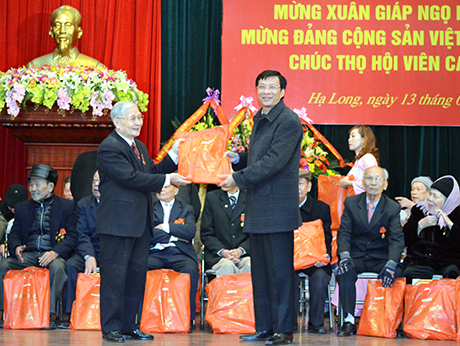 Đồng chí Nguyễn Văn Đọc, Phó Bí thư Tỉnh uỷ, Chủ tịch UBND tỉnh tặng quà cho CLB hưu trí Hạ Long.