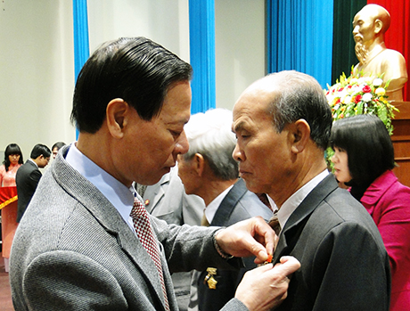Đồng chí Nguyễn Ngọc Thu, Phó Bí thư Thành ủy, Chủ tịch UBND TP Uông Bí trao Huy hiệu Đảng cho Đảng viên