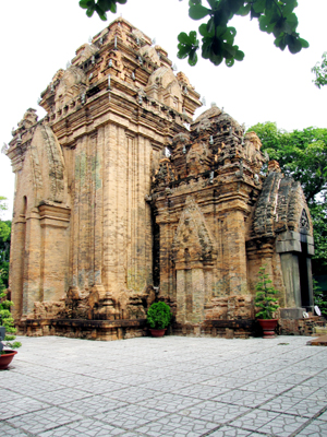 Tháp chính thờ nữ thần Ponagar.