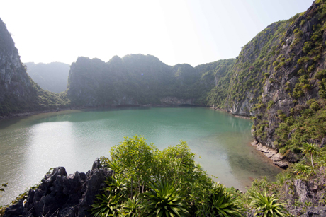 Hồ Ba Hầm giống như một “thế giới riêng” trong lòng Vịnh Hạ Long.