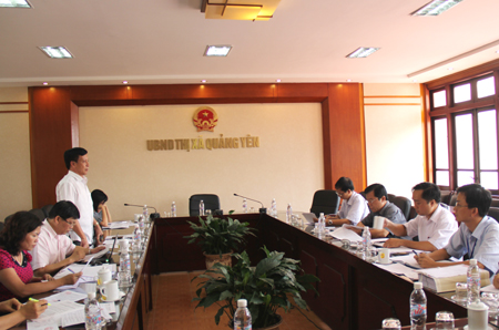  Đồng chí Trần Xuân Cương, Ủy viên Thường trực HĐND tỉnh phát biểu tại buổi làm việc với TX Quảng Yên
