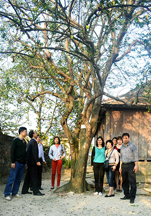 Và chụp ảnh bên cây khế trong vườn nhà lưu niệm của Đại tướng ở thôn An Xá, xã Lộc Thuỷ, huyện Lệ Thuỷ, tỉnh Quảng Bình.