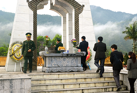 Đài tưởng niệm liệt sĩ Pò Hèn ngày ngày vẫn ấm cúng khói hương.