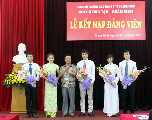 Kết nạp đảng viên mới tại trường Cao đẳng Y tế Quảng Ninh. (Ảnh minh họa)