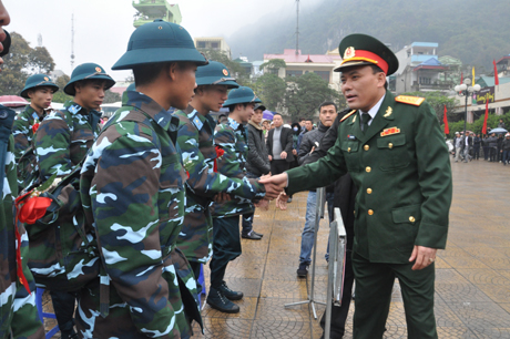 Lãnh đạo Bộ CHQS tỉnh động viên các tân binh TP Hạ Long lên đường nhập ngũ (ảnh: Quang Minh)