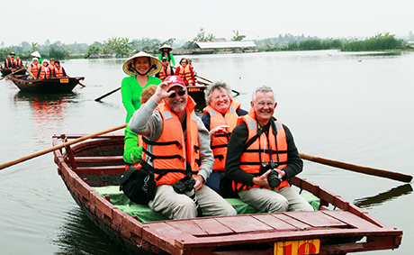 Du khách đi thuyền nan trên sông Đình Cốc  thăm phong cảnh làng quê.jpg