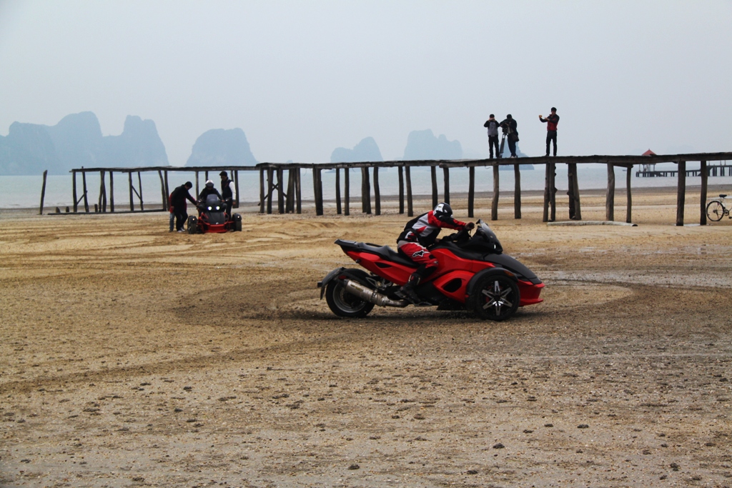 Biểu diễn kỹ năng đi xe mô tô trên cát.